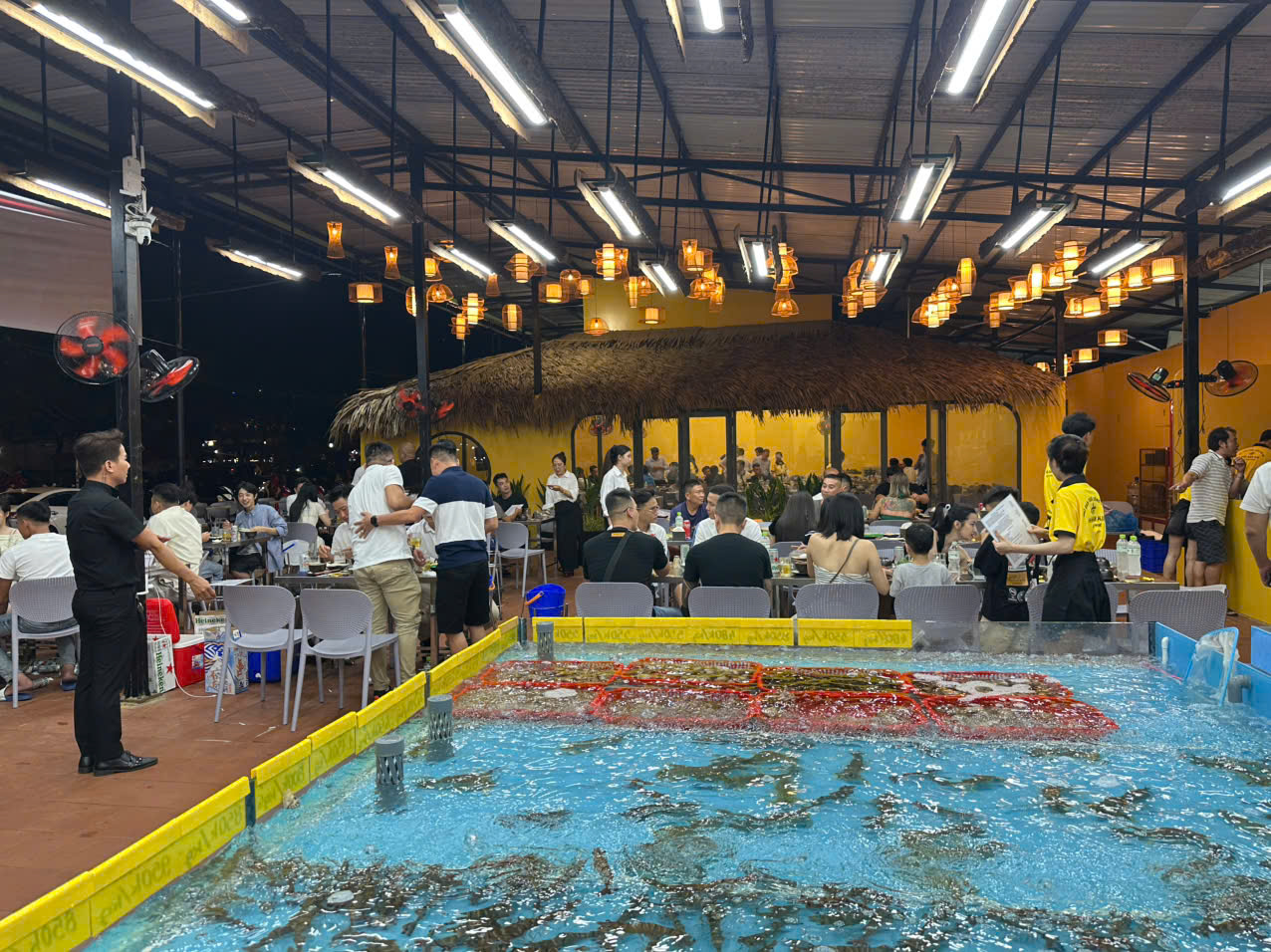 KIM SEAFOOD 热烈欢迎我们的首批客人！