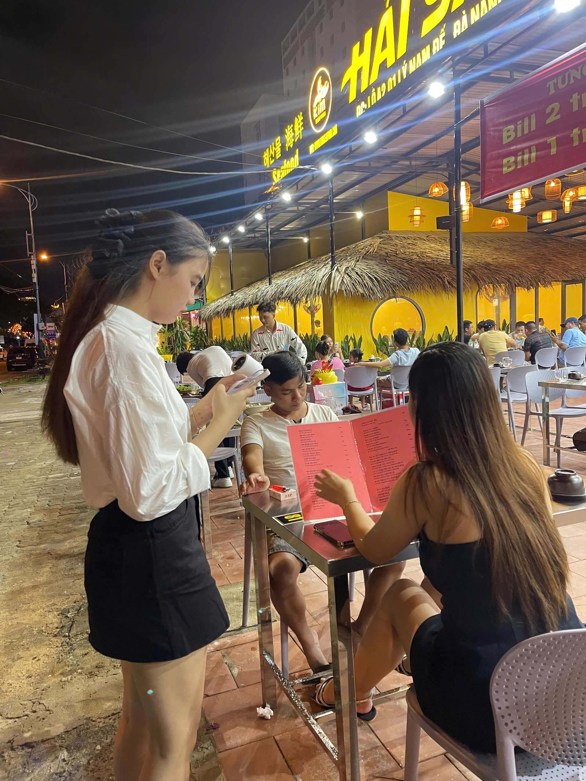 Customers Ordering Da Nang Seafood at Kim Seafood Restaurant