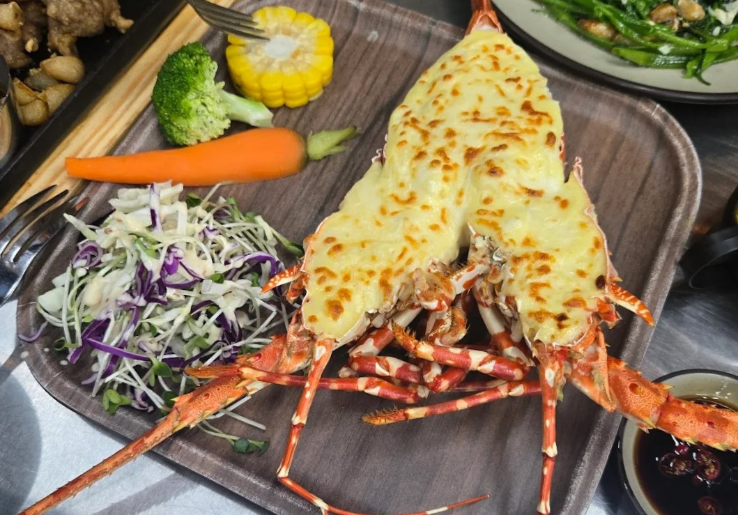 Enjoying seafood dishes the right way with delicious cheese-grilled spiny lobster
