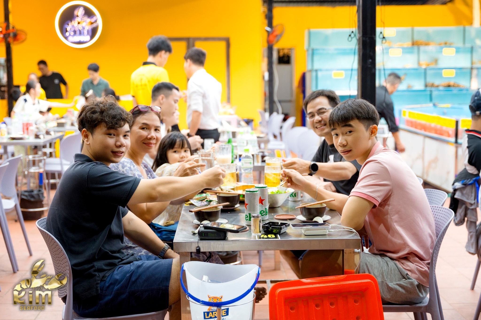 Customers enjoying seafood at a reliable seafood restaurant