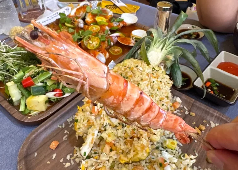 Вкусное Приготовление морепродуктов в ресторане Kim – тигровые креветки на гриле