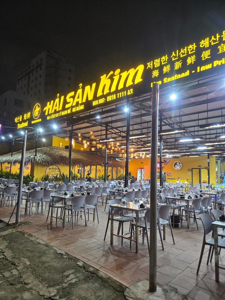 Trải Nghiệm Ẩm Thực Đà Nẵng Đỉnh Cao: Ăn Hải Sản Gần Cầu Rồng