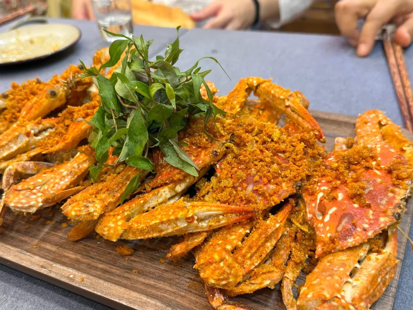 Da Nang seafood market – garlic roasted crab